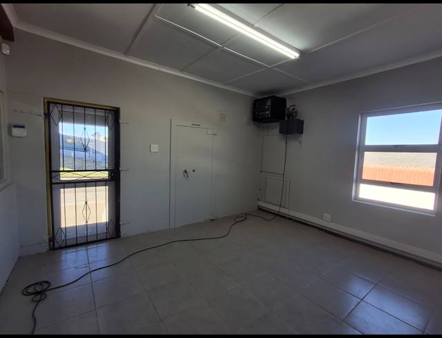 1,085M² WAREHOUSE FOR SALE IN BRAELYN INDUSTRIAL